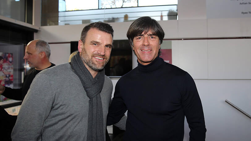 Marco Haber (l.) 2017 mit Bundestrainer Jogi Löw bei einem Spiel des VfB Stuttgart.
