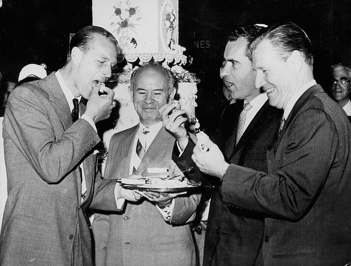 Versteckt seinen Humor auch nicht vor großen Staatsmännern: Prinz Philip 1960 mit dem New Yorker Gouverneur Nelson Rockefeller, dem damaligen US-Vizepräsident Richard Nixon und William Cowan.