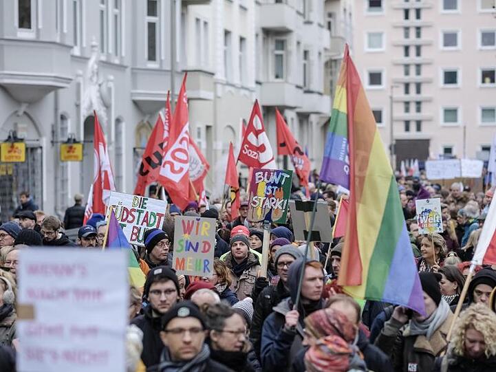 Teilnehmer einer Gegendemonstration im Zentrum von Hannover.