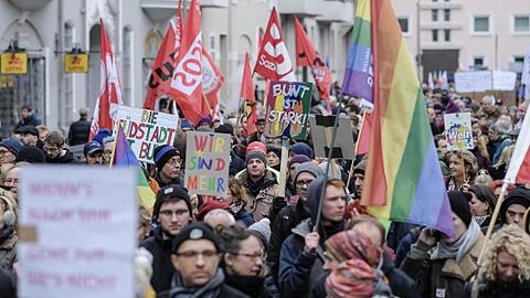 Teilnehmer einer Gegendemonstration im Zentrum von Hannover.