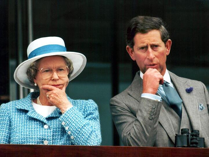 Königin Elizabeth und Prinz Charles 1993 beim Pferderennen in Epsom.