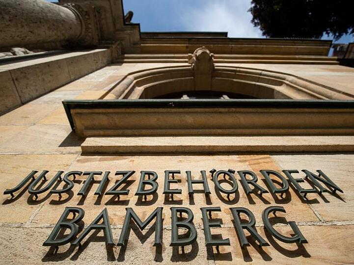 "Justizbehörden Bamberg" steht an der Außenfassade am Landgericht Bamberg. Foto: Daniel Karmann/dpa