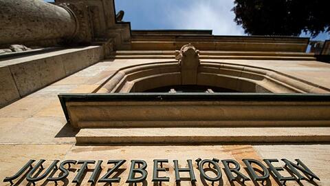 "Justizbehörden Bamberg" steht an der Außenfassade am Landgericht Bamberg. Foto: Daniel Karmann/dpa