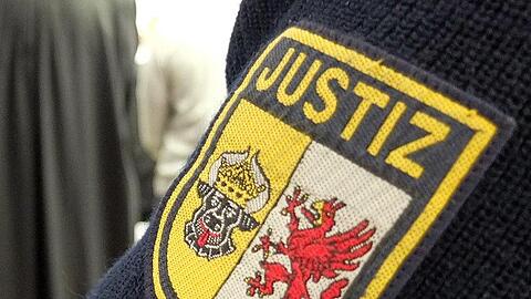 Ein Justizbeamter steht im Sitzungssaal. Foto: Marcus Brandt/dpa/Archivbild