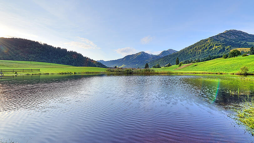 Der Moorweiher "Floschen" in Schattwald lädt im Sommer zu einem erfrischenden Bad ein.