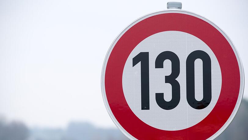 Verkehrsschild mit der Geschwindigkeitsangabe von 130 Stundenkilometer.