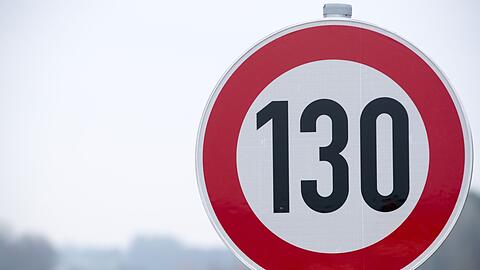 Verkehrsschild mit der Geschwindigkeitsangabe von 130 Stundenkilometer.