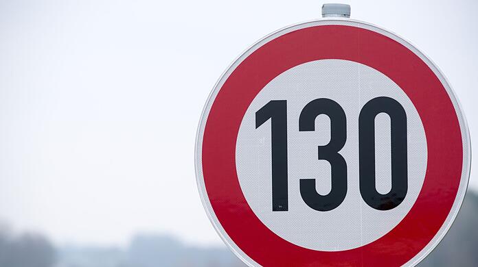 Verkehrsschild mit der Geschwindigkeitsangabe von 130 Stundenkilometer.