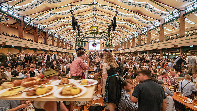 Abends und an den Wochenenden ist kein Durchkommen mehr in den Bierzelten, wie hier in der Bräurosl. Ab sofort steht hier täglich ein Kontingent an Tischen für Spontan-Reservierungen zur Verfügung.