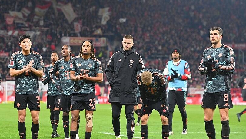 Bayern, wie es sinkt und patzt: Kim, Olise, Tel, Boey, Dier, Laimer und Goretzka (v.l.) bedanken sich niedergeschlagen bei den mitgereisten Fans. Die Niederlage bei den 05ern sorgt für Ernüchterung im Jahresendspurt.