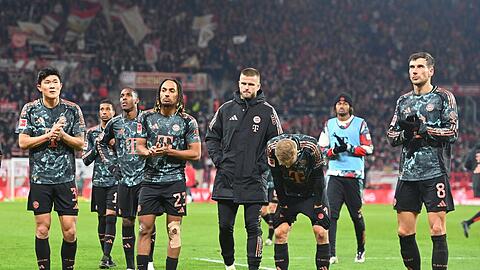 Bayern, wie es sinkt und patzt: Kim, Olise, Tel, Boey, Dier, Laimer und Goretzka (v.l.) bedanken sich niedergeschlagen bei den mitgereisten Fans. Die Niederlage bei den 05ern sorgt für Ernüchterung im Jahresendspurt.