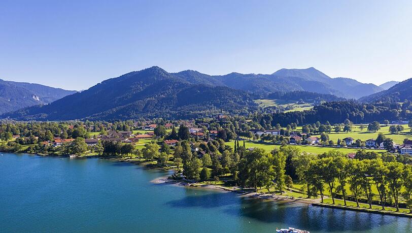 Bad Wiessee am Tegernsee - im Hinterland befindet sich die Saur&uuml;sselalm.