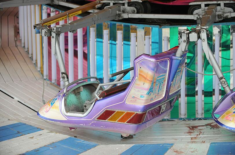Das Karussel Disco Star auf dem Volksfest in Hemau: Drei Mädchen im Alter zwischen neun und elf Jahren sind am Dienstagabend schwer verletzt worden, als eine Haltestange bei voller Fahrt plötzlich brach und sich die Gondel löste, in der die Mädchen saßen. Die Bilder