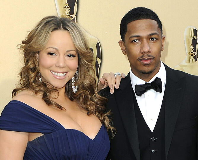 Die Zwillinge von Pop-Diva Mariah Carey (41) und Rapper Nick Cannon (31) sind noch nicht einmal sechs Monate alt und geben schon ihr TV-Debüt.

Wie der US-Sender ABC News am Dienstag ankündigte, werden Moroccan und seine Schwester Monroe am kommenden Freitag in der Sendung &bdquo;20/20&ldquo; mit ihren prominenten Eltern in deren New Yorker Appartement zu sehen sein.

Ein erstes Familienfoto mit der Star-Moderatorin Barbara Walters (80) auf der Webseite des Senders zeigt den Nachwuchs in den Armen seiner Eltern, allerdings nur von hinten. Das seit 2008 verheiratete Paar werde unter anderem über seine Ehe und die schwierige Schwangerschaft sprechen, hieß es.

Die Zwillinge mit den Spitznamen Roc und Roe waren am 30. April zur Welt gekommen. Im September sagte Cannon dem Promi-Portal &bdquo;People.com&ldquo;, dass er seine Kinder vom Showgeschäft lieber fernhalten möchte. &bdquo;Ich will, dass sie mehr erreichen als im Entertainment-Bereich zu arbeiten. I

Ich bin einer von denen, die an Lehrer, Professoren und Herz-Chirurgen glauben. Das unterstütze ich. Wenn ich einen Wissenschaftler haben könnte, wäre das klasse&ldquo;, verriet der Vater.