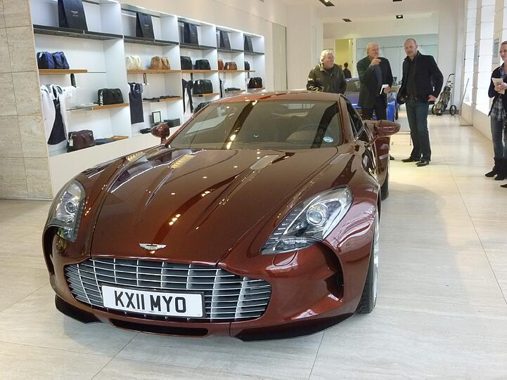 Limitiert auf 77 Stück, 354 Km/h Spitze, 1,7 Millionen Euro teuer: Das sind die Facts des Aston Martin One-77. Die AZ hat sich den Flitzer im Münchner Showroom angeschaut. Die Bilder