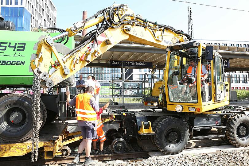 Bauarbeiten auf der Stammstrecke: Wer am Wochenende mitten in München die S-Bahn nehmen will, schaut in die Röhre. Die Bahn baut um. Wir haben uns auf der großen Baustelle mal ein Bild gemacht. Hier gibt's die Fotos...