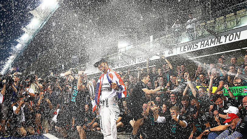 Champagner-Dusche für den verdienten Weltmeister: Lewis Hamilton hat noch viel vor. Champagner-Dusche für den verdienten Weltmeister: Lewis Hamilton hat noch viel vor.