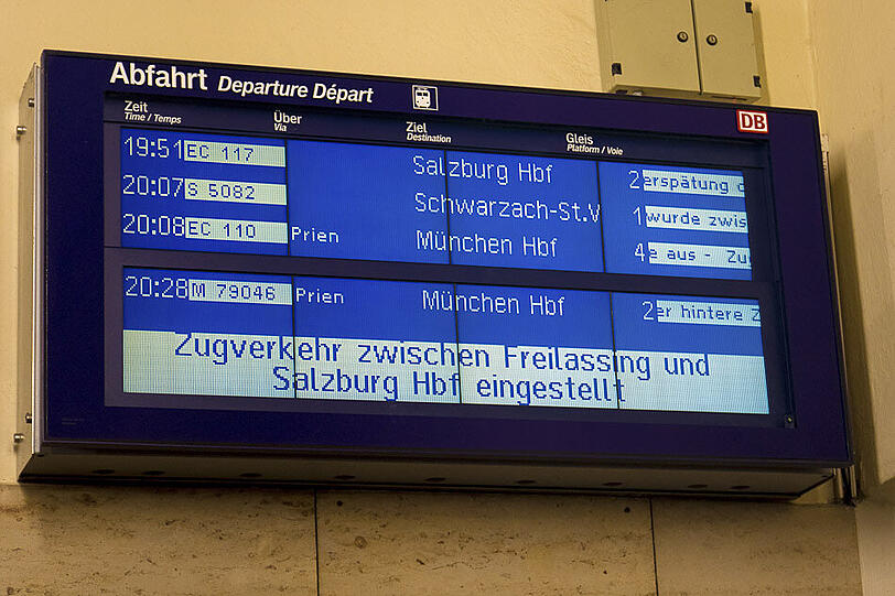 Infotafel in Salzburg. Während anderswo wieder Züge über die Grenze fahren, ist die Strecke München-Salzburg noch gesperrt.