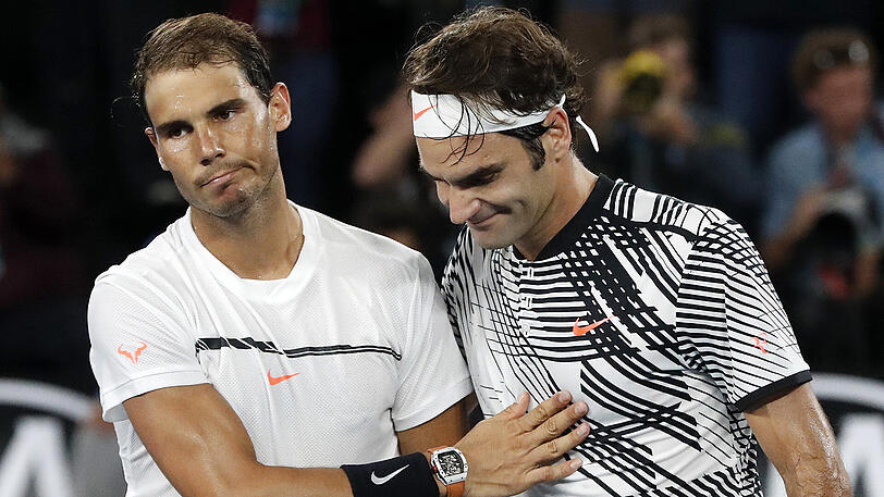 Am Tag nach seinem denkwürdigen Triumph bei den Australian Open hat Tennis-Maestro Roger Federer alle Zweifel an seiner sportlichen Zukunft vom Tisch gewischt. "Ich habe die sechsmonatige Pause auch genommen, damit ich hoffentlich noch einige Jahre spielen kann", sagte der 35-Jährige am Montagmorgen beim traditionellen Fotoshooting in Melbourne. Die zweite Hälfte der Saison 2016 hatte er wegen einer Meniskus-Operation verpasst.