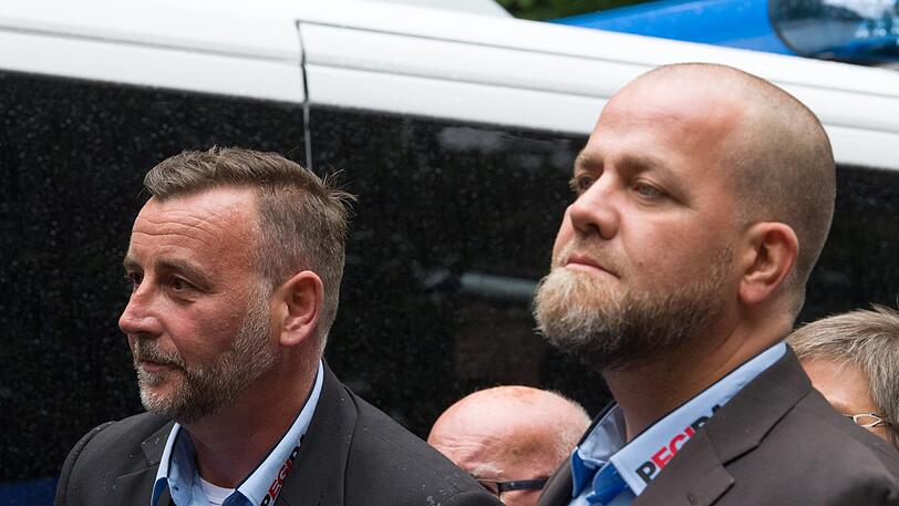 Lutz Bachmann (l) und Siegfried Däbritz von PEGIDA warten vor dem Schloss in Burgscheidungen auf Einlass zum Treffen des rechtsnationalen "Flügels" der AfD.