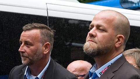 Lutz Bachmann (l) und Siegfried Däbritz von PEGIDA warten vor dem Schloss in Burgscheidungen auf Einlass zum Treffen des rechtsnationalen "Flügels" der AfD.
