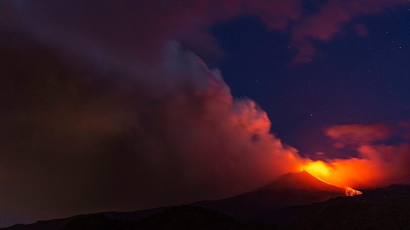 Der Ätna speit Lava bei einem Vulkanausbruch am frühen Morgen. Der Ätna ist seit Ende Juli wieder aktiver geworden.