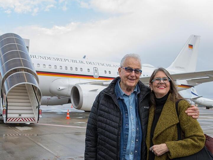 Der Holocaust-Überlebende Naftali Fürst und seine Tochter Ronit vor dem Abflug nach Deutschland auf dem Flughafen Ben Gurion in Tel Aviv.
