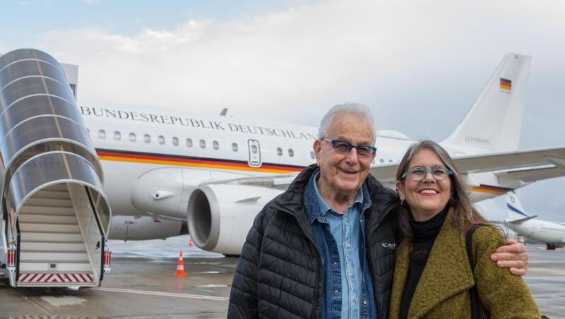 Der Holocaust-Überlebende Naftali Fürst und seine Tochter Ronit vor dem Abflug nach Deutschland auf dem Flughafen Ben Gurion in Tel Aviv. Der Holocaust-Überlebende Naftali Fürst und seine Tochter Ronit vor dem Abflug nach Deutschland auf dem Flughafen Ben Gurion in Tel Aviv.