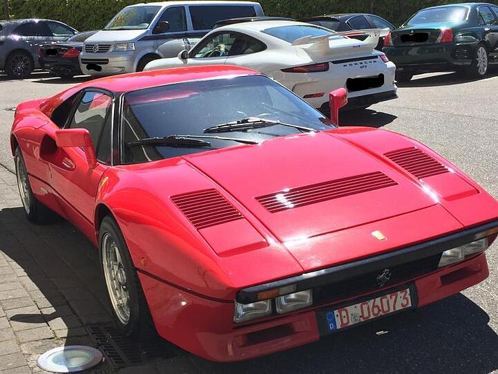 Der rote Ferrari 288 GTO, Erstzulassung 1985, soll einen Wert von über 2 Millionen Euro haben.