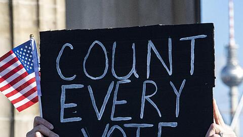 Ein Schild mit der Aufschrift "Count Every Vote" und eine Mini-US-Flagge bei einer Kundgebung in Berlin. In den USA waren mehr als 200 Millionen Amerikaner aufgerufen, einen neuen Präsidenten und die Abgeordneten des Repräsentantenhauses zu wählen.