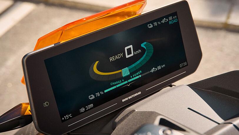 Das 10,25 Zoll große TFT-Farb-Display mit integrierter Connectivity zeigt alle wichtigen Informationen. Das 10,25 Zoll große TFT-Farb-Display mit integrierter Connectivity zeigt alle wichtigen Informationen.