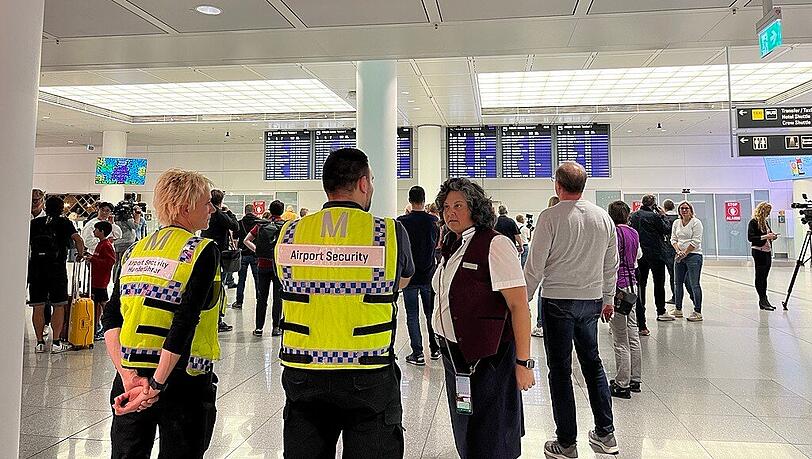 Warten auf die Lufthansa Maschine LH 347 im Auftrag der Bundesregierung, deren Ankunft nicht auf auf der Anzeigetafel des Münchner Flughafens angezeigt wird. Warten auf die Lufthansa Maschine LH 347 im Auftrag der Bundesregierung, deren Ankunft nicht auf auf der Anzeigetafel des Münchner Flughafens angezeigt wird.