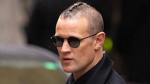 Bei der Giorgio Armani Herbst/Winter-Herrenmoden-Show in Mailand präsentierte Matt Smith sein neues Haarstyling.