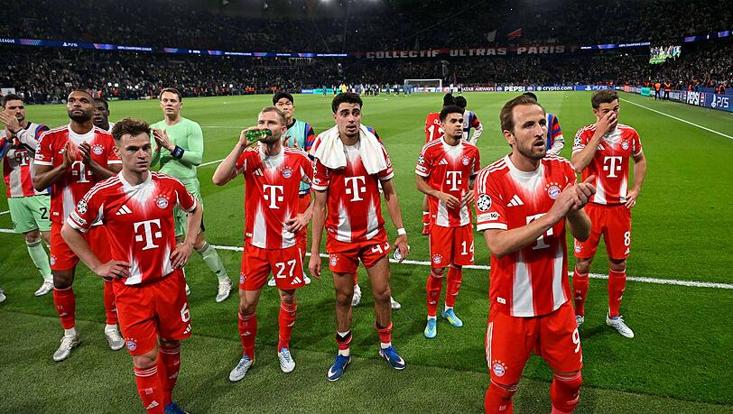 Lieferten sich einen irren Kampf gegen Paris Saint-Germain: Die Bayern um Harry Kane, Joshua Kimmich und Luis D&iacute;az.