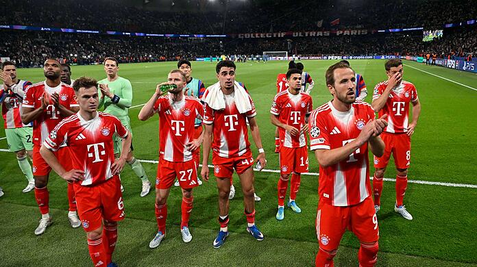 Lieferten sich einen irren Kampf gegen Paris Saint-Germain: Die Bayern um Harry Kane, Joshua Kimmich und Luis D&iacute;az.