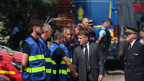 Frankreichs Pr&auml;sident Macron besuchte die Einsatzkr&auml;fte