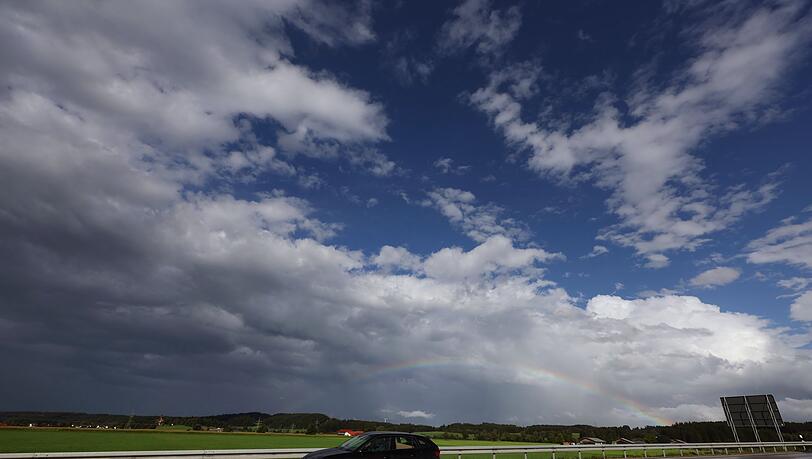 Zwischen Sommer- und Herbstwetter schm&uuml;ckt ein Regenbogen den Himmel &uuml;ber dem Allg&auml;uer Alpenvorland.