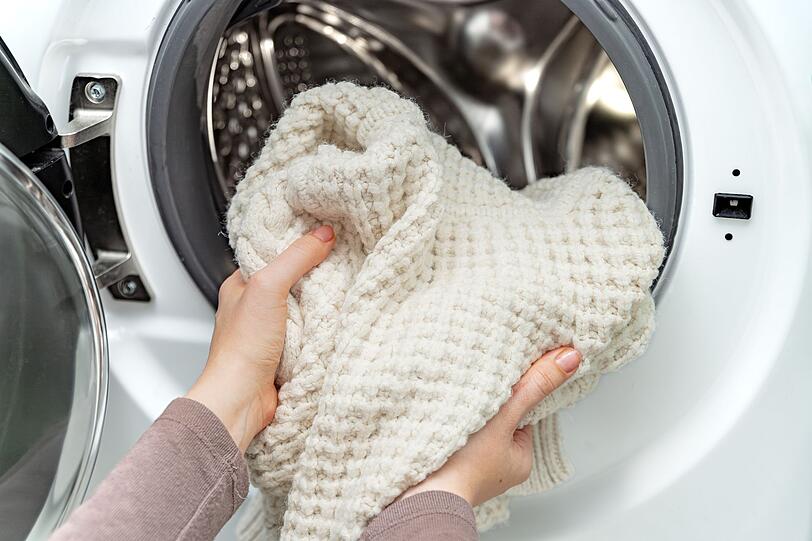 Wenn Ihr Kleidungsstück aus Wolle in die Waschmaschine darf, drehen Sie es vorher am besten auf links und schließen Sie alle Reißverschlüsse daran, um unnötige Reibung zu vermeiden. Sie können helle mit hellen und dunkle mit dunklen Teilen zusammen waschen. Machen Sie die Waschmaschine höchstens bis zu einem Viertel voll, um auch so zu viel Reibung zwischen den Kleidungsstücken entgegenzuwirken. Wenn Ihr Kleidungsstück aus Wolle in die Waschmaschine darf, drehen Sie es vorher am besten auf links und schließen Sie alle Reißverschlüsse daran, um unnötige Reibung zu vermeiden. Sie können helle mit hellen und dunkle mit dunklen Teilen zusammen waschen. Machen Sie die Waschmaschine höchstens bis zu einem Viertel voll, um auch so zu viel Reibung zwischen den Kleidungsstücken entgegenzuwirken.