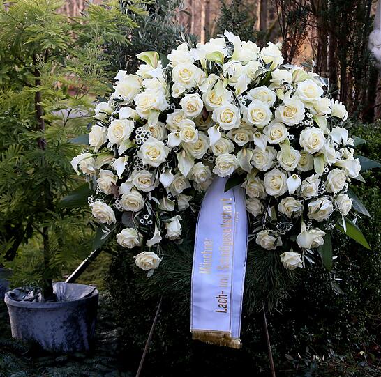 Viele Freunde und Kollegen verabschiedeten sich mit Blumen.