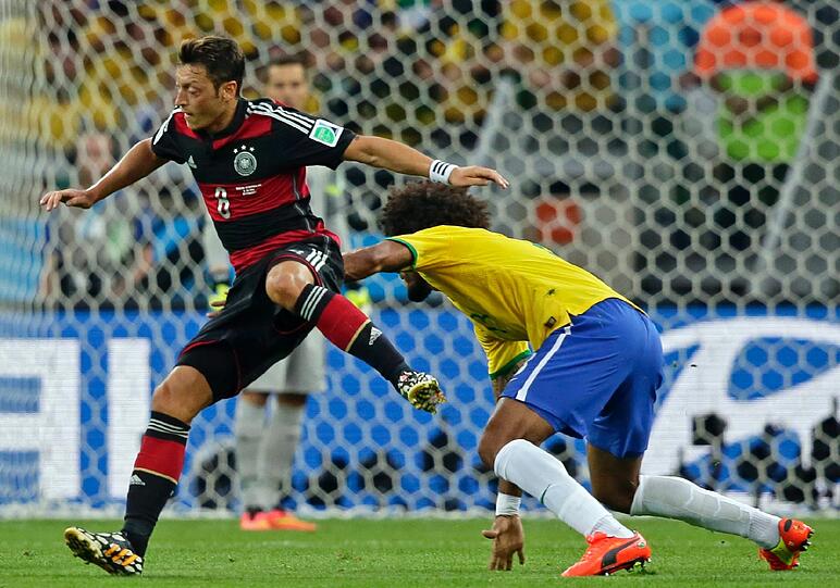 Özil: Kam zunächst wieder nicht ins Spiel, zu zögerlich im Zweikampf. Dann ließ er sich von den Kollegen mitreißen, legte zum 5:0 auf.