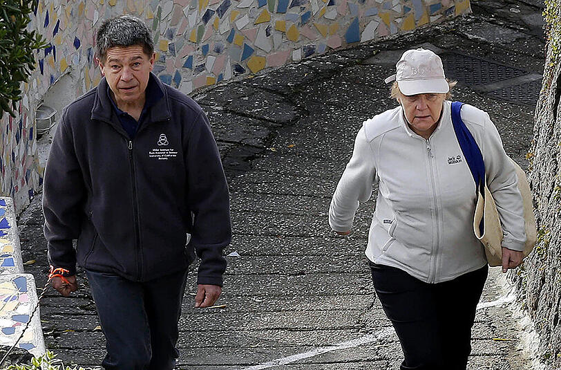 Und was macht die Bundeskanzlerin? ANGELA MERKEL nimmt nach dem 17. Juli (ihrem 61. Geburtstag) wahrscheinlich zwei Wochen frei. Das Kanzleramt gibt vorab nie offiziell Auskunft über ihre Urlaubsziele. Zu ihren traditionellen Beschäftigungen im Sommer gehören aber die Wagner-Festspiele in Bayreuth und das Wandern - meistens in Südtirol.