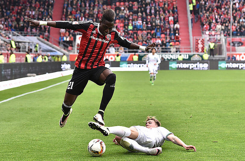 Danny da Costa vom FC Ingolstadt (links) im Duell mit Felix Klaus von Hannover 96.