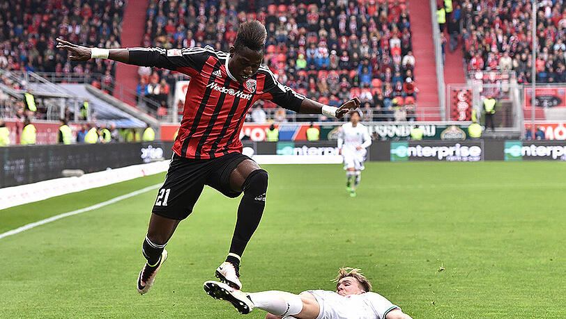 Danny da Costa vom FC Ingolstadt (links) im Duell mit Felix Klaus von Hannover 96. Danny da Costa vom FC Ingolstadt (links) im Duell mit Felix Klaus von Hannover 96.