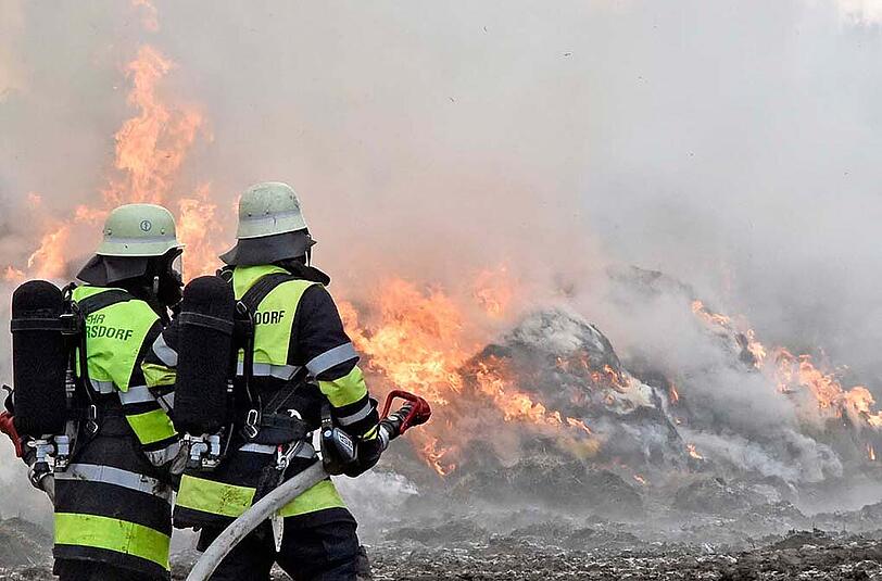 Der Feuerwehreinsatz in Weichs dauerte mehrere Stunden lang an. Eine Lagerhalle mit Strohballen brannte beinahe komplett ab. Die Bilder.