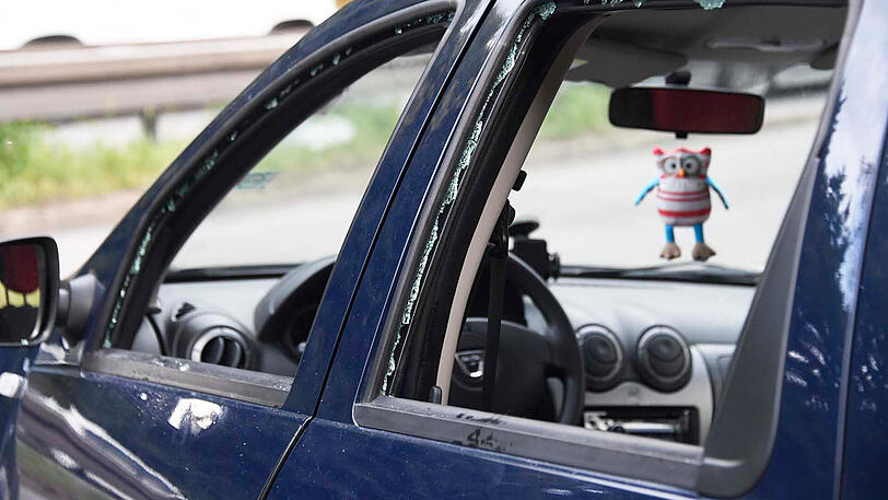 Die Polizisten schlugen mit Notfallhammern die Scheiben des Autos ein.