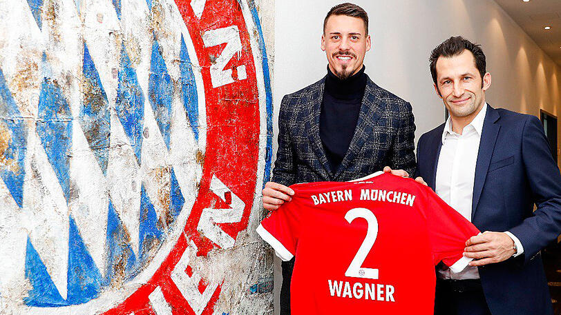 Die Rückennummer 34 hatte er mal beim FC Bayern, die 14 hätte er gerne gehabt, die 2 wurde es: Sandro Wagner (links) mit FCB-Sportdirektor Hasan Salihamidzic.