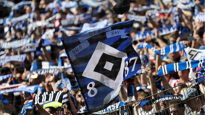 Die Mannschaft des HSV will wegen des abgesagten Spiels gegen Dynamo Dresden Geld für die Fans sammeln.