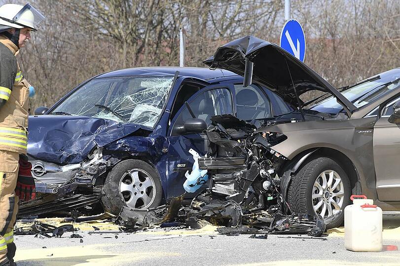 Am Dienstagvormittag ist es zu einem heftigen Unfall auf der B 741 gekommen. Beide Fahrzeuge wurden dabei schwerst beschädigt, die Fahrzeuginsassen kamen glimpflich davon.