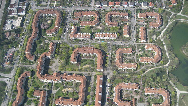 Ein Luftbild des Zamilaparks - rechts der See. Ein Luftbild des Zamilaparks - rechts der See.