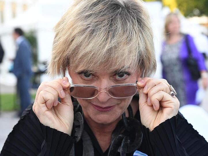 Gloria Fürstin von Thurn und Taxis schaut über ihre Brille. Foto: Felix Hörhager/dpa/Archivbild